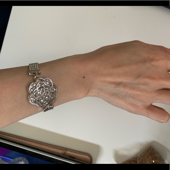 Silver rose bracket with gems - Picture 4 of 4